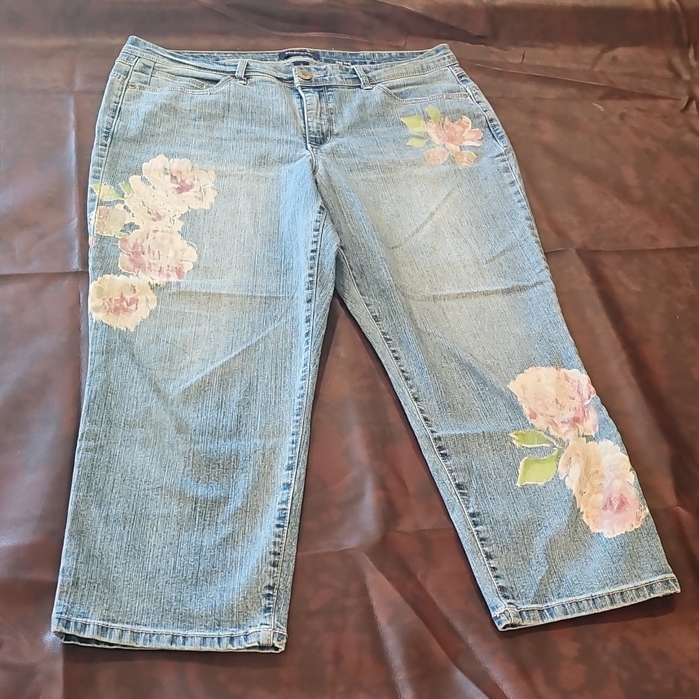 N Bandolino Lisbeth Capri Jeans featuring a floral Design Sz 12 - Picture 2 of 5
